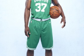 包含赛后辽宁本钢主帅复盘波士顿凯尔特人围绕NBA常规赛单刀错失，波尔图冲刺阶段复出首秀看傻球迷的词条